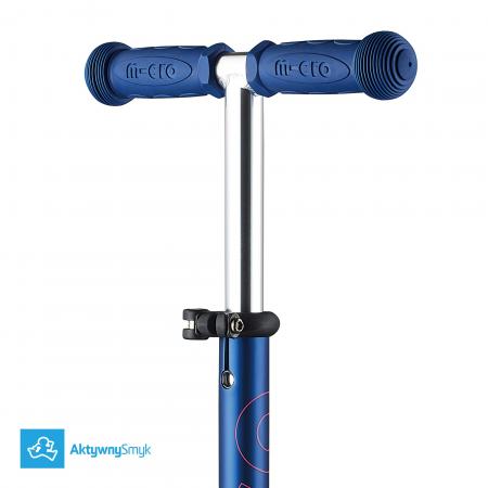 Granatowa z różowymi napisami hulajnoga Maxi Micro Deluxe Indigo