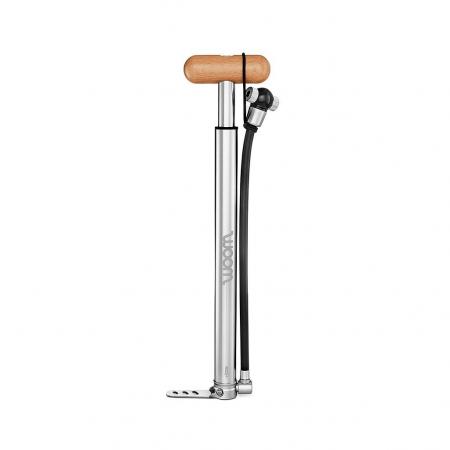 Pompka rowerowa woom AIRFLO posiada duży cylinder, drewniany uchwyt, główkę pod każdy zawór.