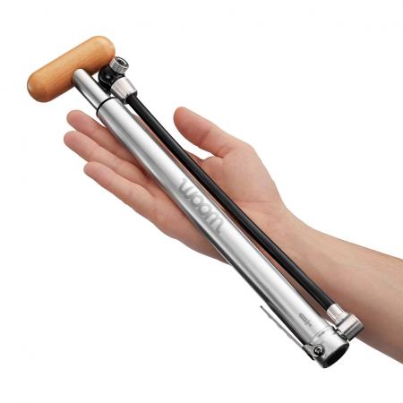Pompka rowerowa woom AIRFLO posiada duży cylinder, drewniany uchwyt, główkę pod każdy zawór.